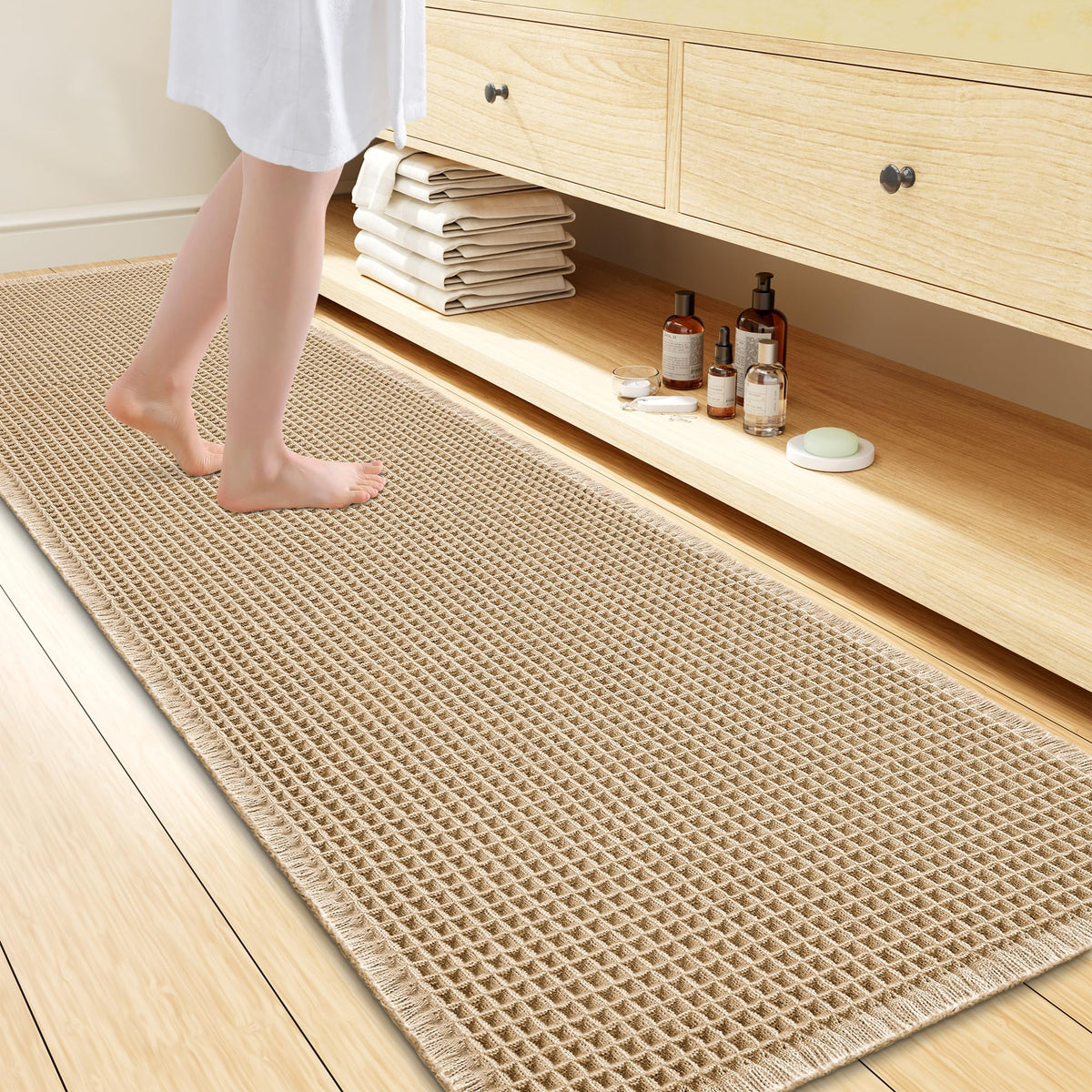 Smiry waffle bath mat with waffle texture promotes quick drying.