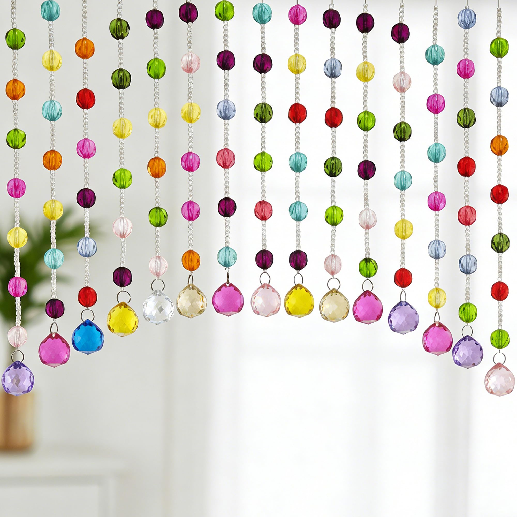 Smongdelis arch door curtain with 20 strings creates a bright, welcoming entrance.