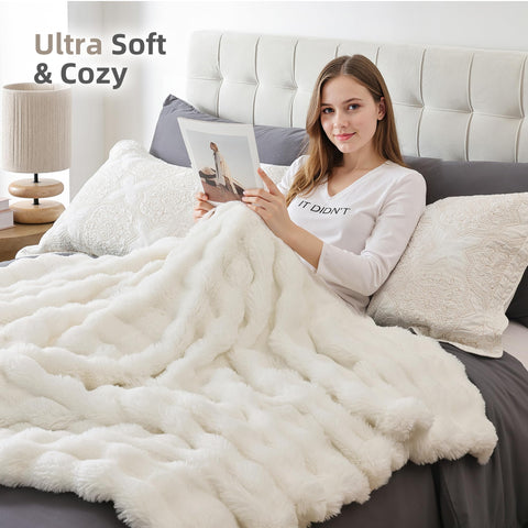 Smoofy 600gsm front with 210gsm backing provides thick yet breathable warmth.