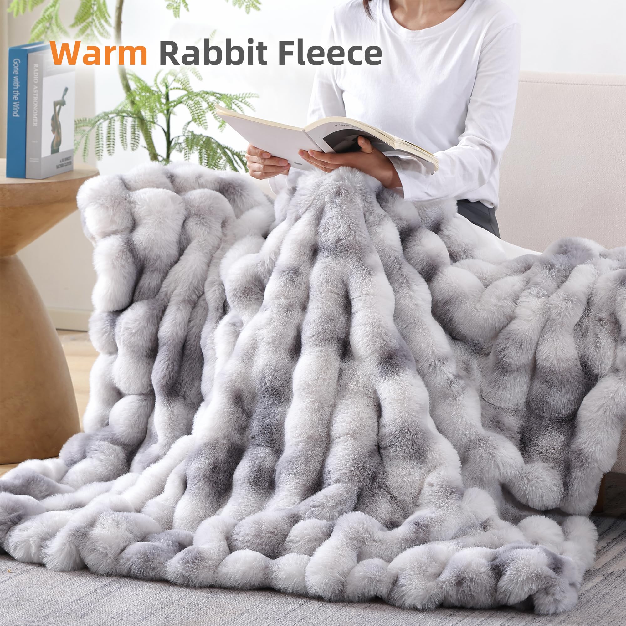 Smoofy back 210 GSM layer keeps blanket breathable and lightweight.
