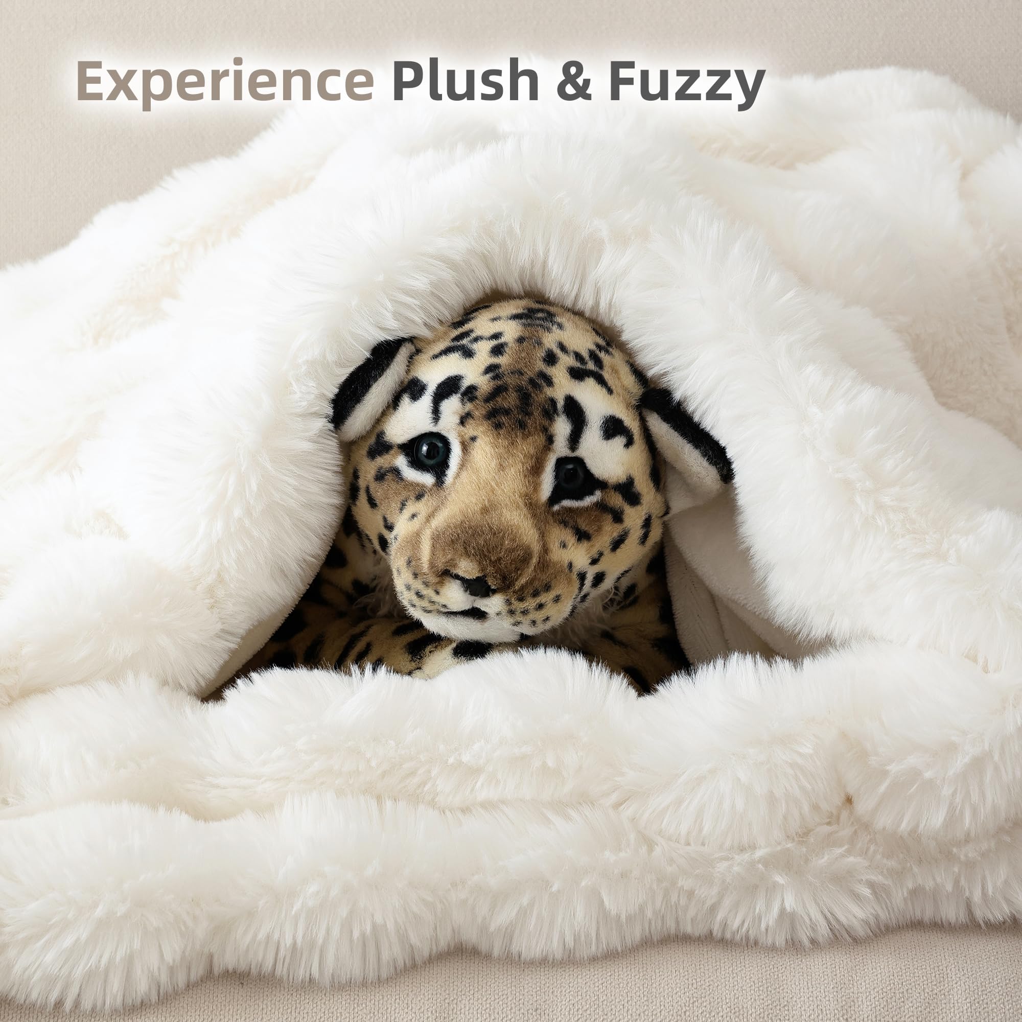 Smoofy cozy throw for couch or bed, perfect for relaxed evenings.