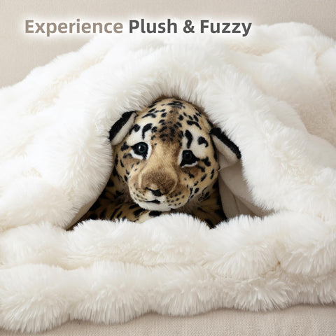 Smoofy cozy throw for couch or bed, perfect for relaxed evenings.