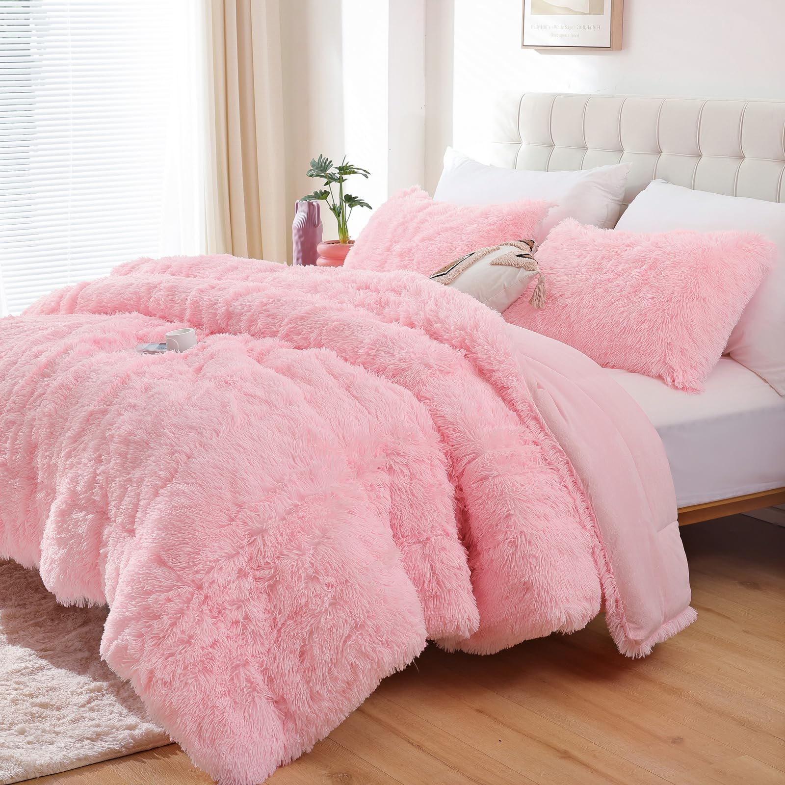 Smoofy Fluffy Queen Comforter front view with plush faux fur warmth.