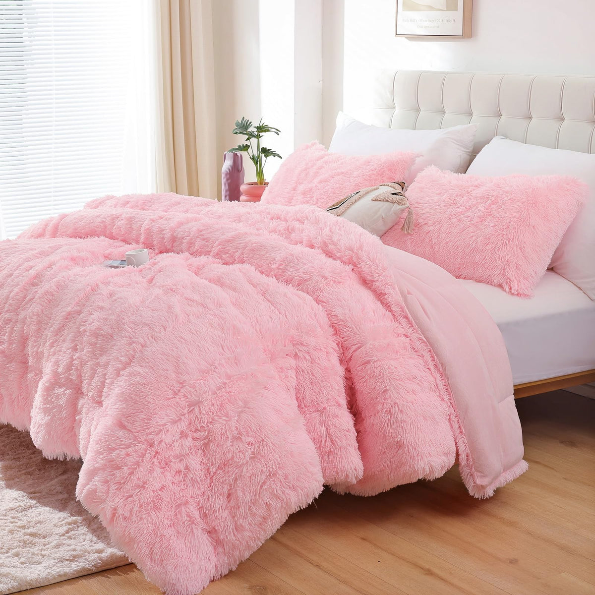 Smoofy Fluffy Queen Comforter front view with plush faux fur warmth.