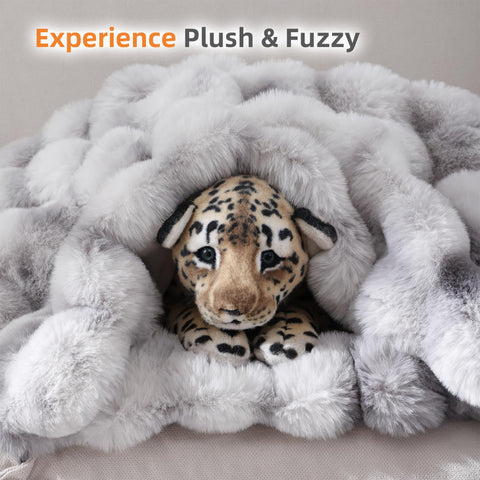 Smoofy gift-ready packaging makes this plush throw a thoughtful present.