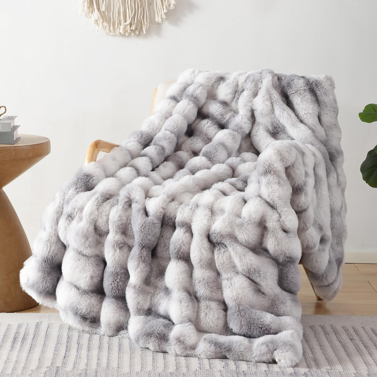 Smoofy tie-dye bubble blanket front view highlights plush texture and cozy visual appeal.