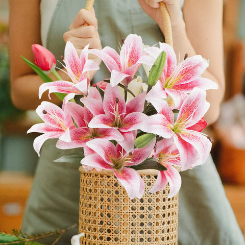 SNAIL GARDEN long-stem lilies at 20 inches suitable for dramatic centerpieces.