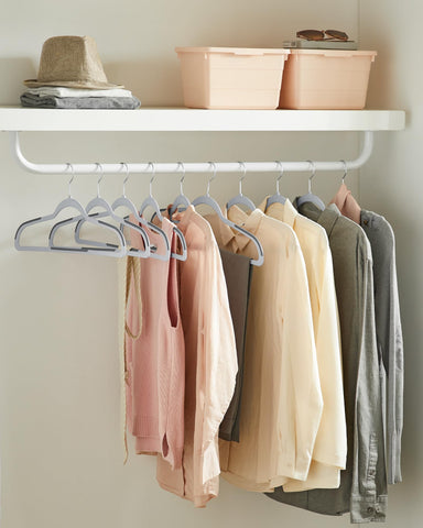 SONGMICS 360-swivel-hooks allow easy access to outfits.