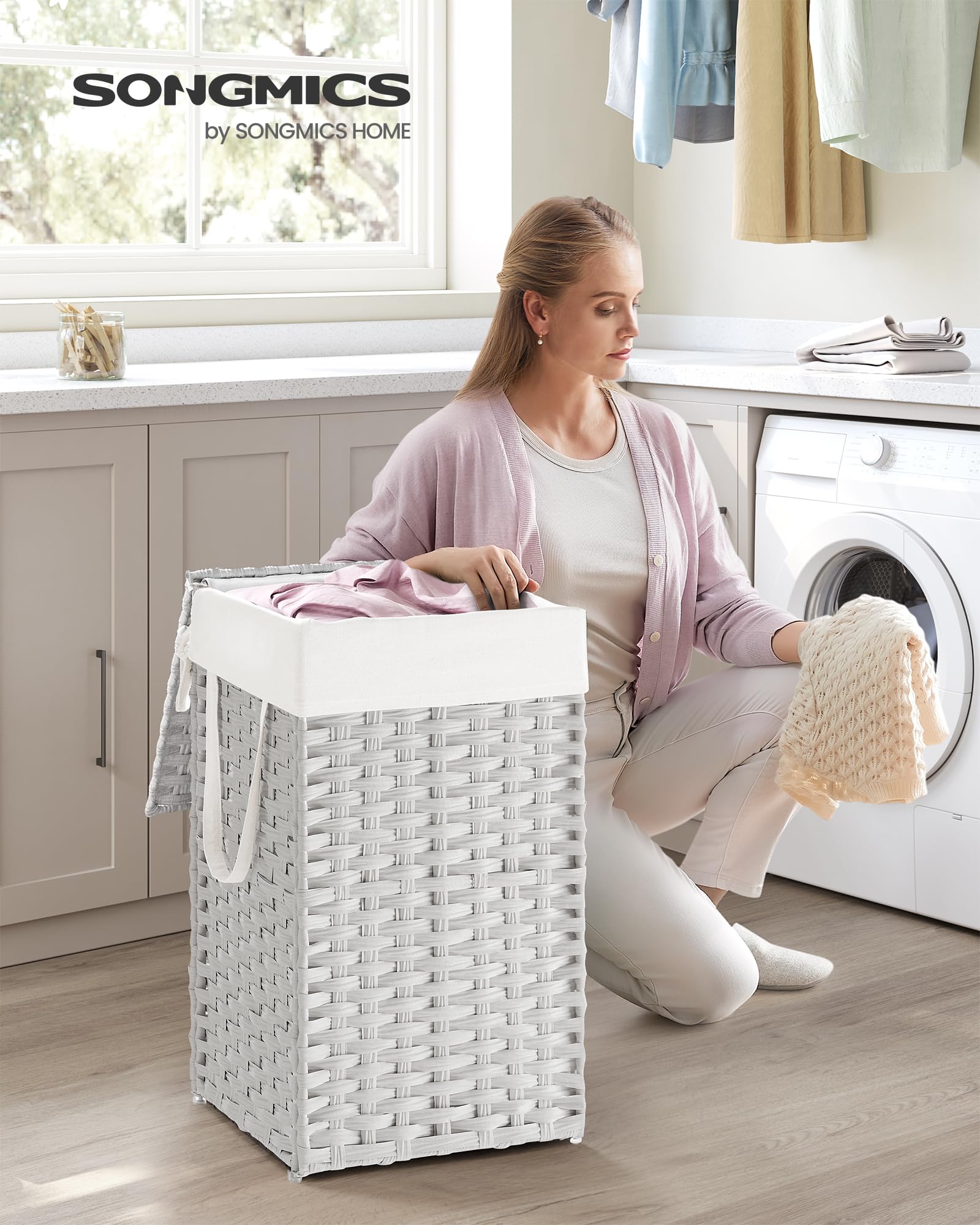 Songmics Laundry Hamper with Lid closed keeps odors out of sight