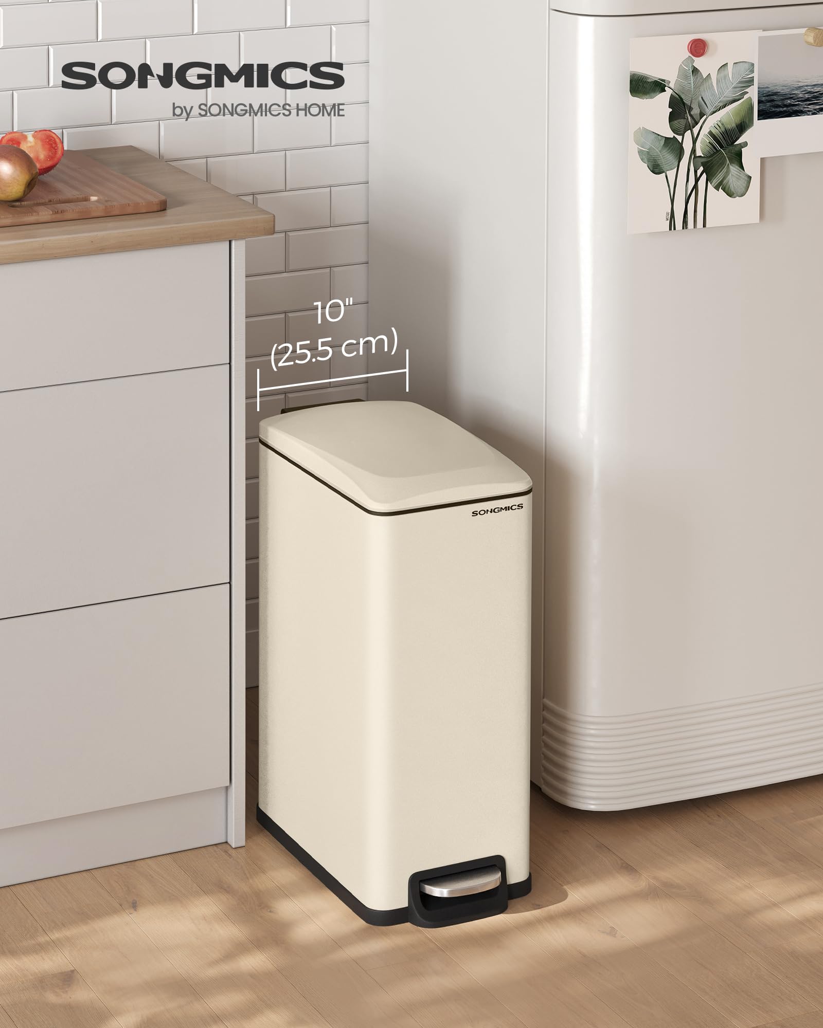 SongMics soft-close lid keeps odors in and reduces noise during use.