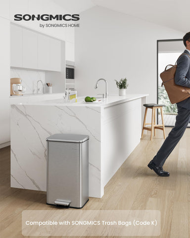 SONGMICS stay-open lid feature for quick, mess-free large cleanups.