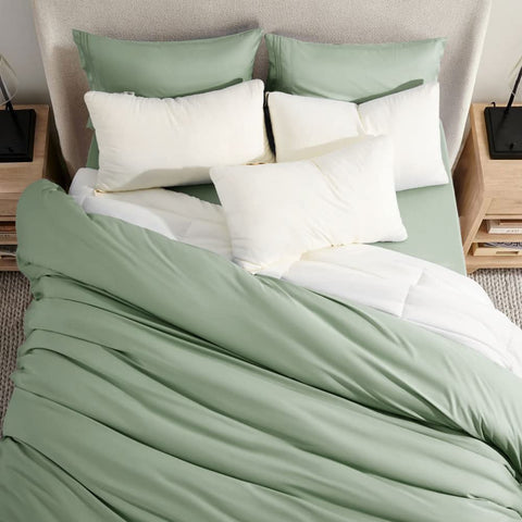 Deep-pocket fitted sheet from SONORO KATE fits mattresses up to 16 inches securely.