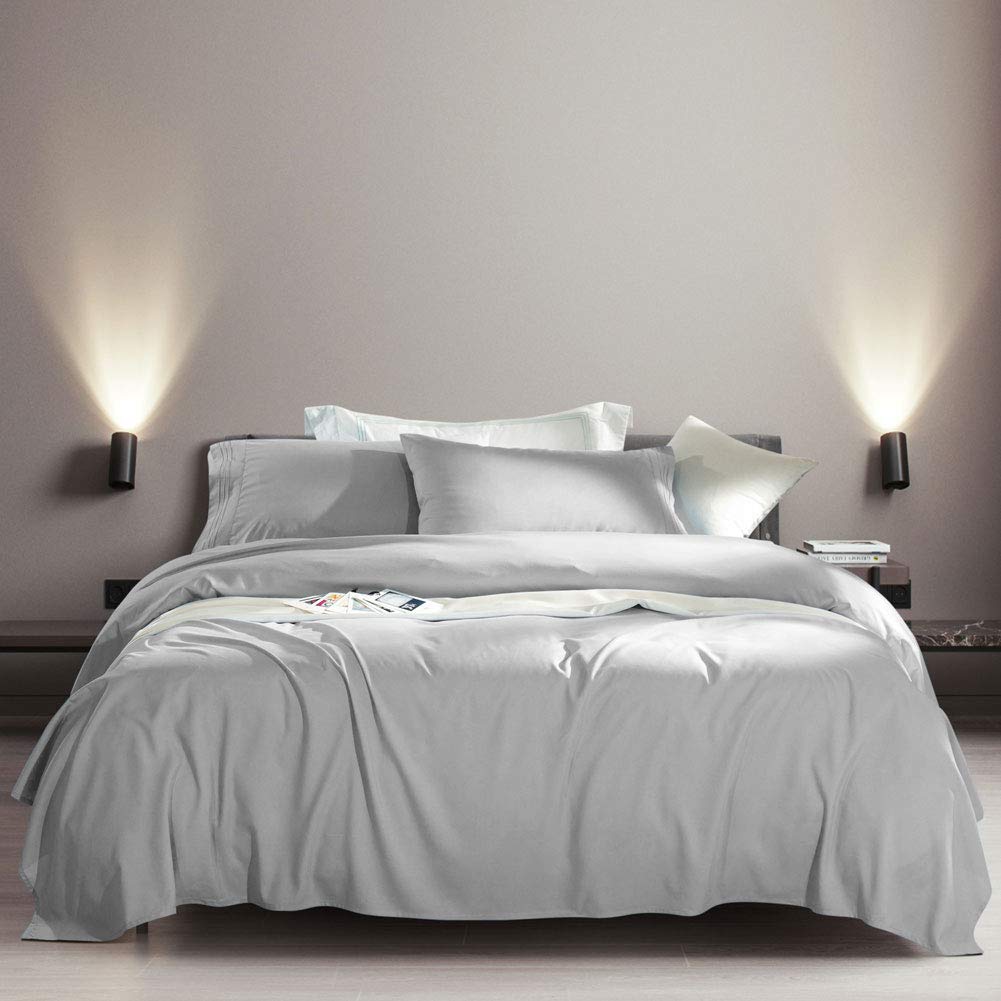Elasticized fitted sheet edge on SONORO KATE for a snug fit