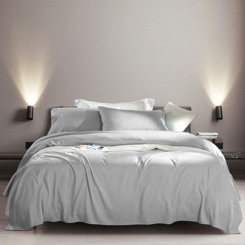 Elasticized fitted sheet edge on SONORO KATE for a snug fit