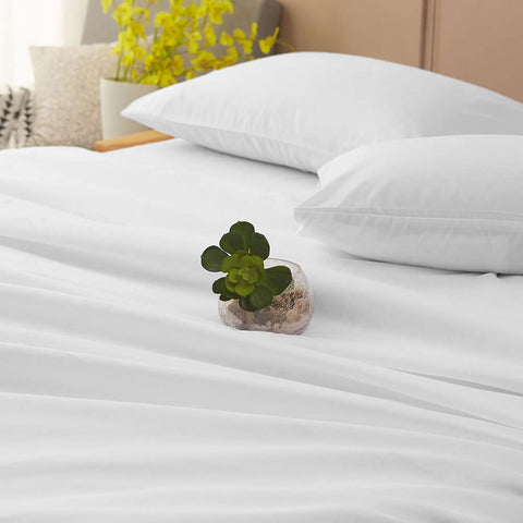 SONORO KATE king-size fitted sheet with 16-inch deep pocket demonstrates secure fit.