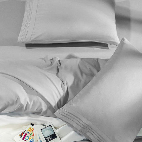 Four grey pillowcases complete the SONORO KATE set