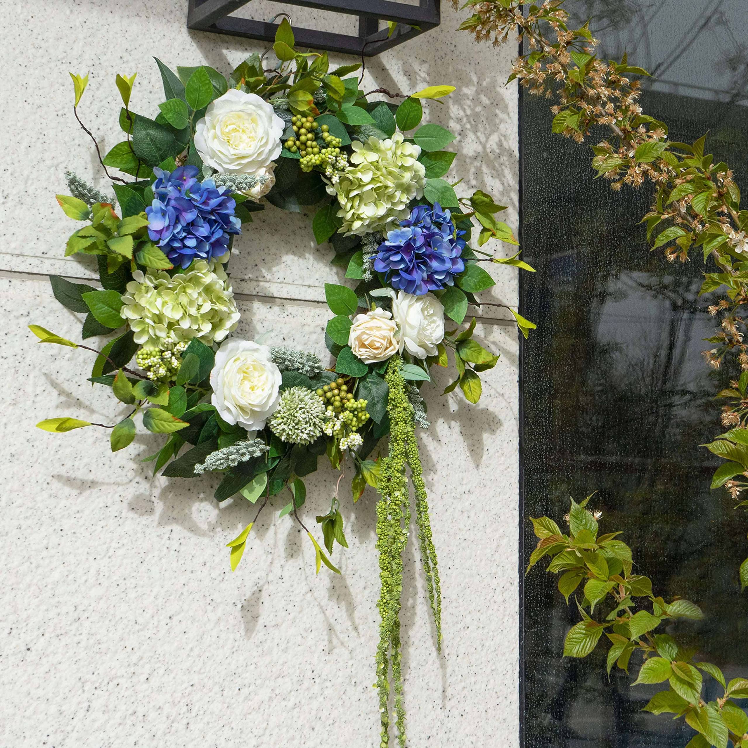 Soomeir year-round wreath with neutral palette fits any season.