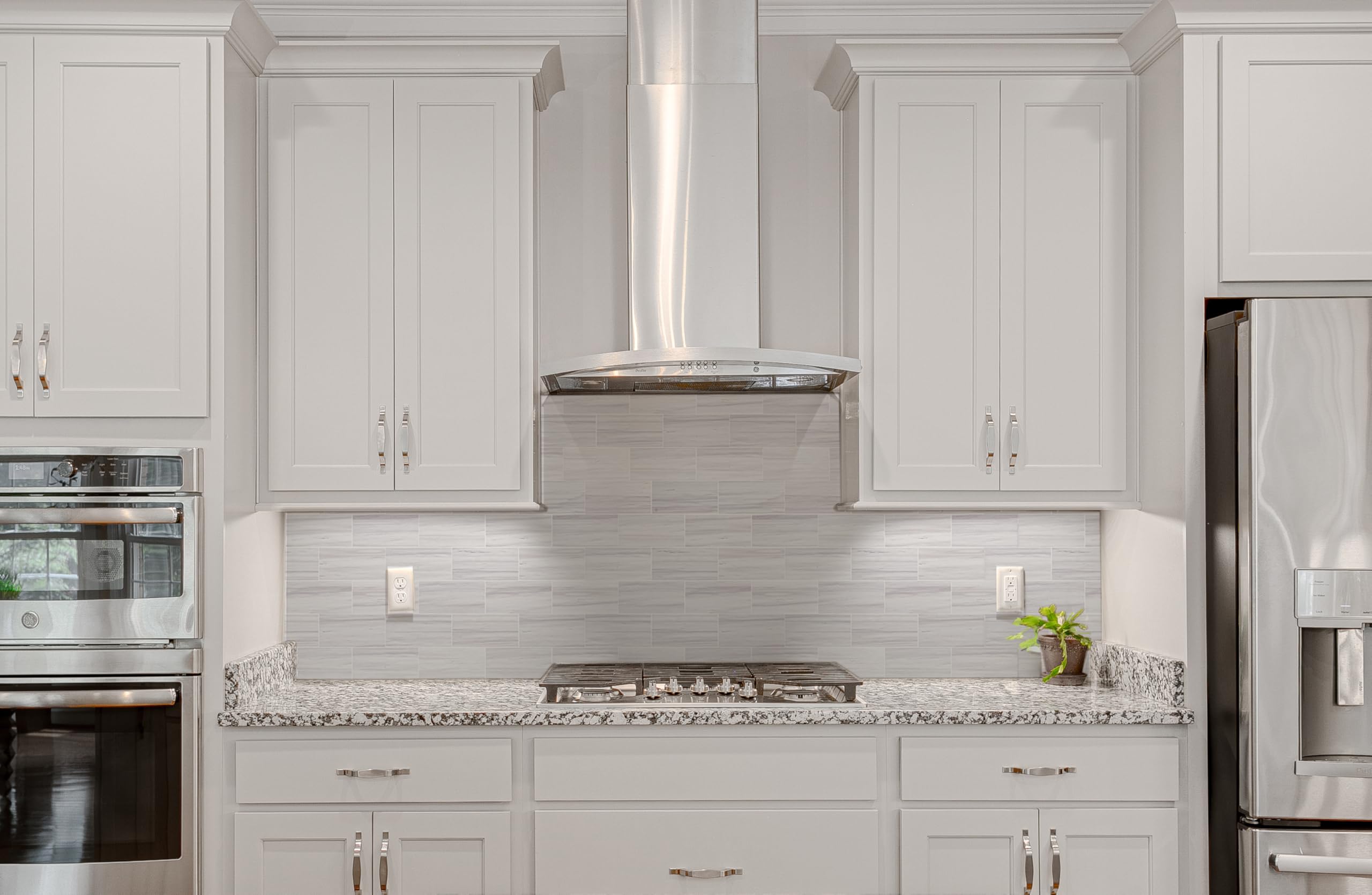StyloVue self-adhesive backsplash close-up showing quick install