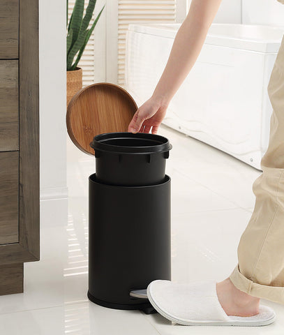 SunnyPoint Elite inner plastic bucket lifts out for quick cleaning and rinsing.