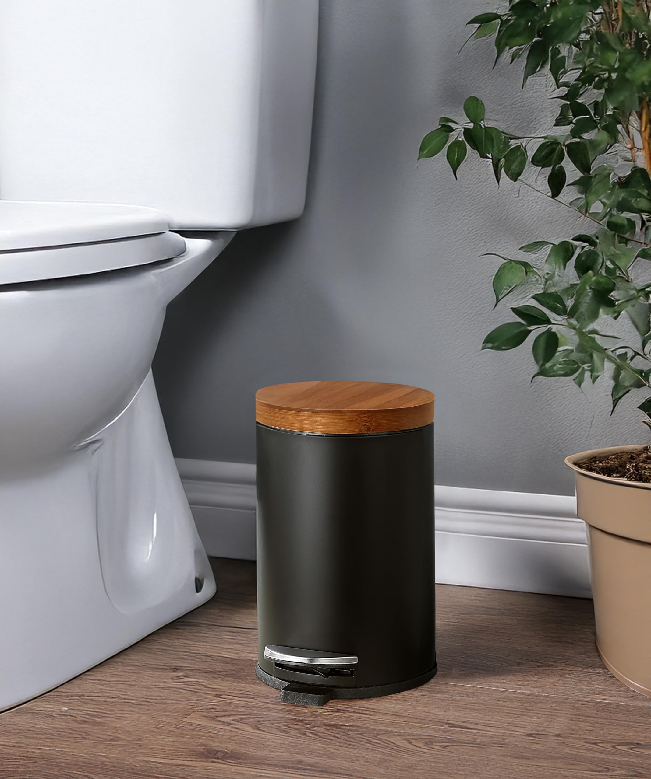 SunnyPoint Elite silent close lid reduces noise during late-night use in shared spaces.