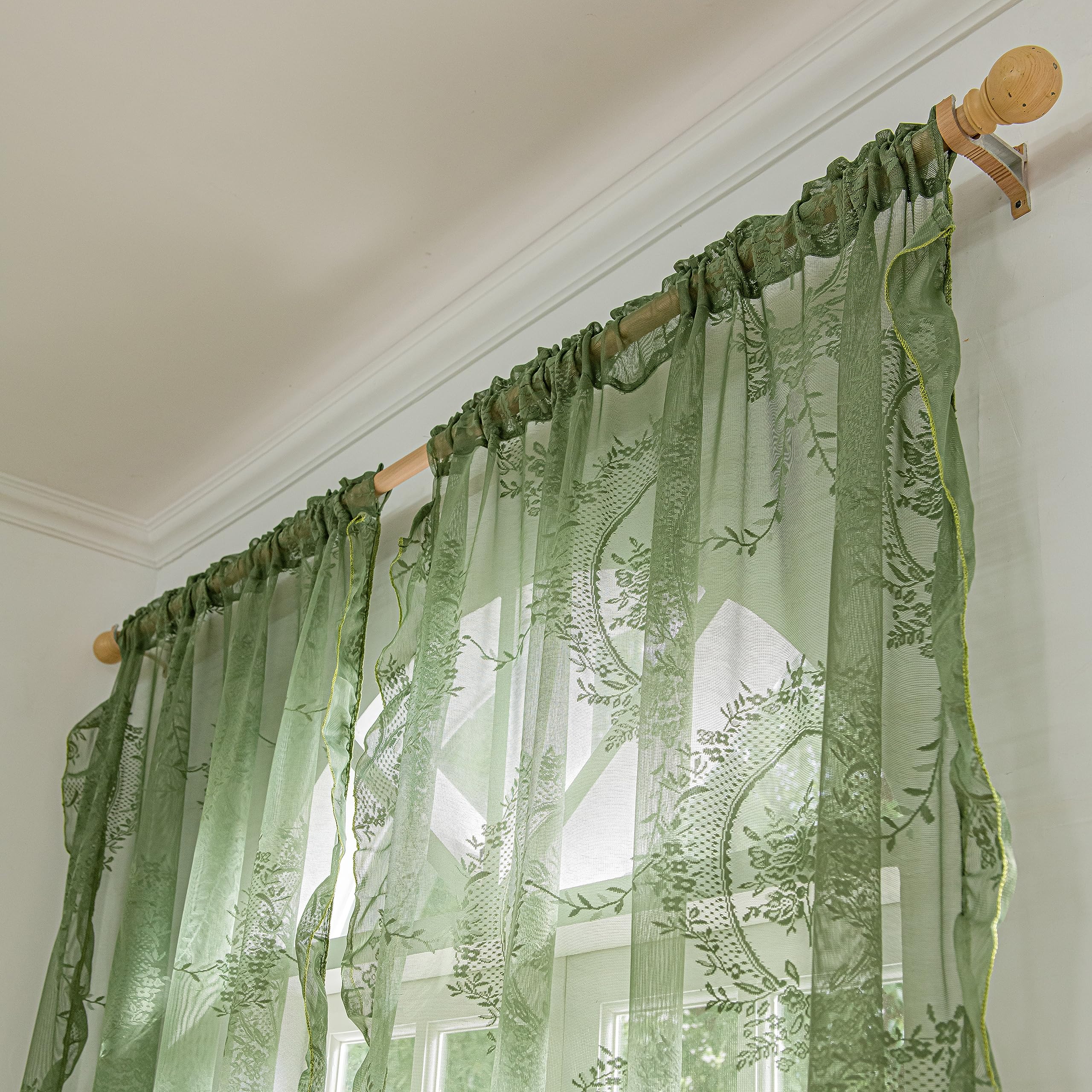 Sutuo Home lace ruffled edges highlight feminine vintage chic.
