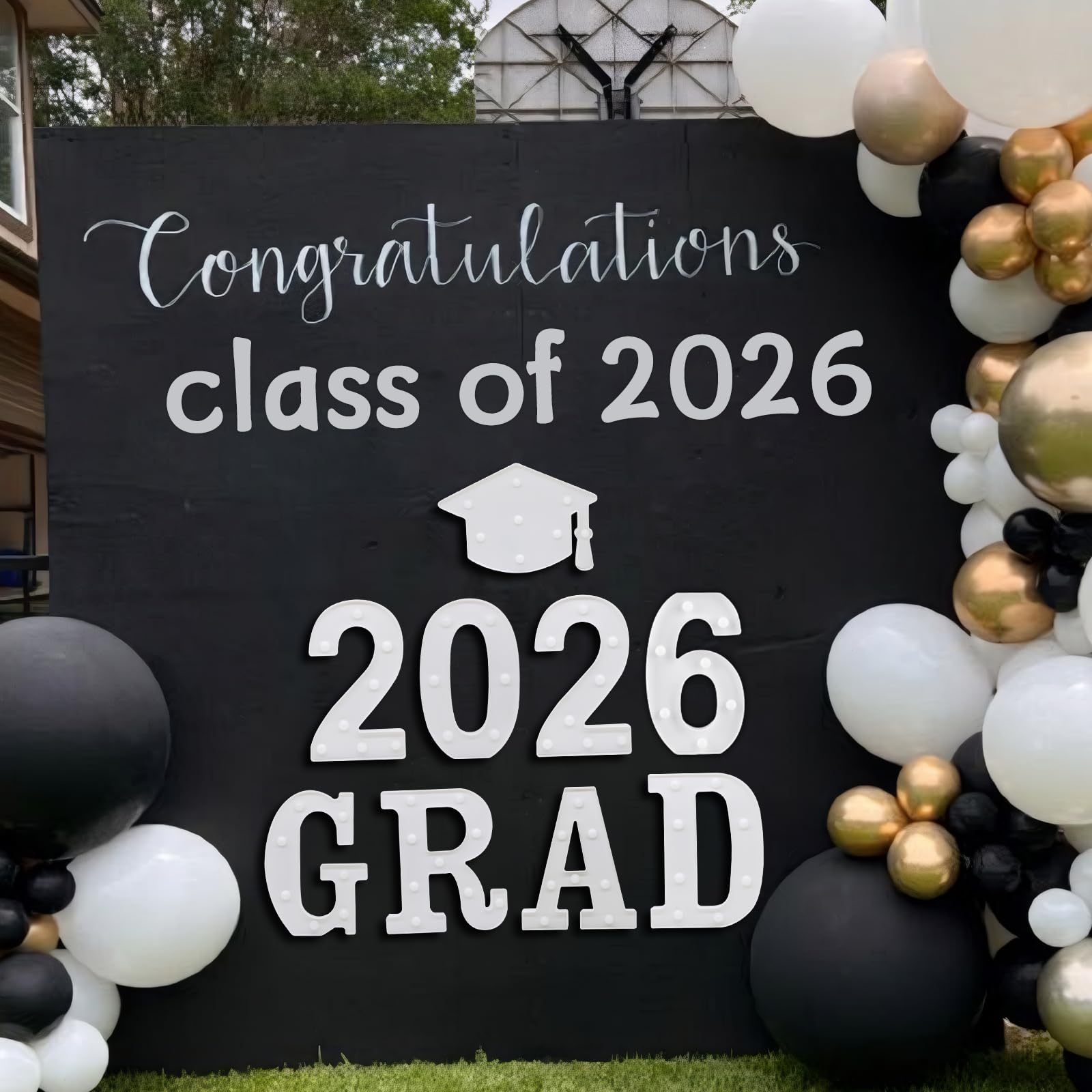 Suyeah Grad 2026 set combines letters and hat for cohesive decor.