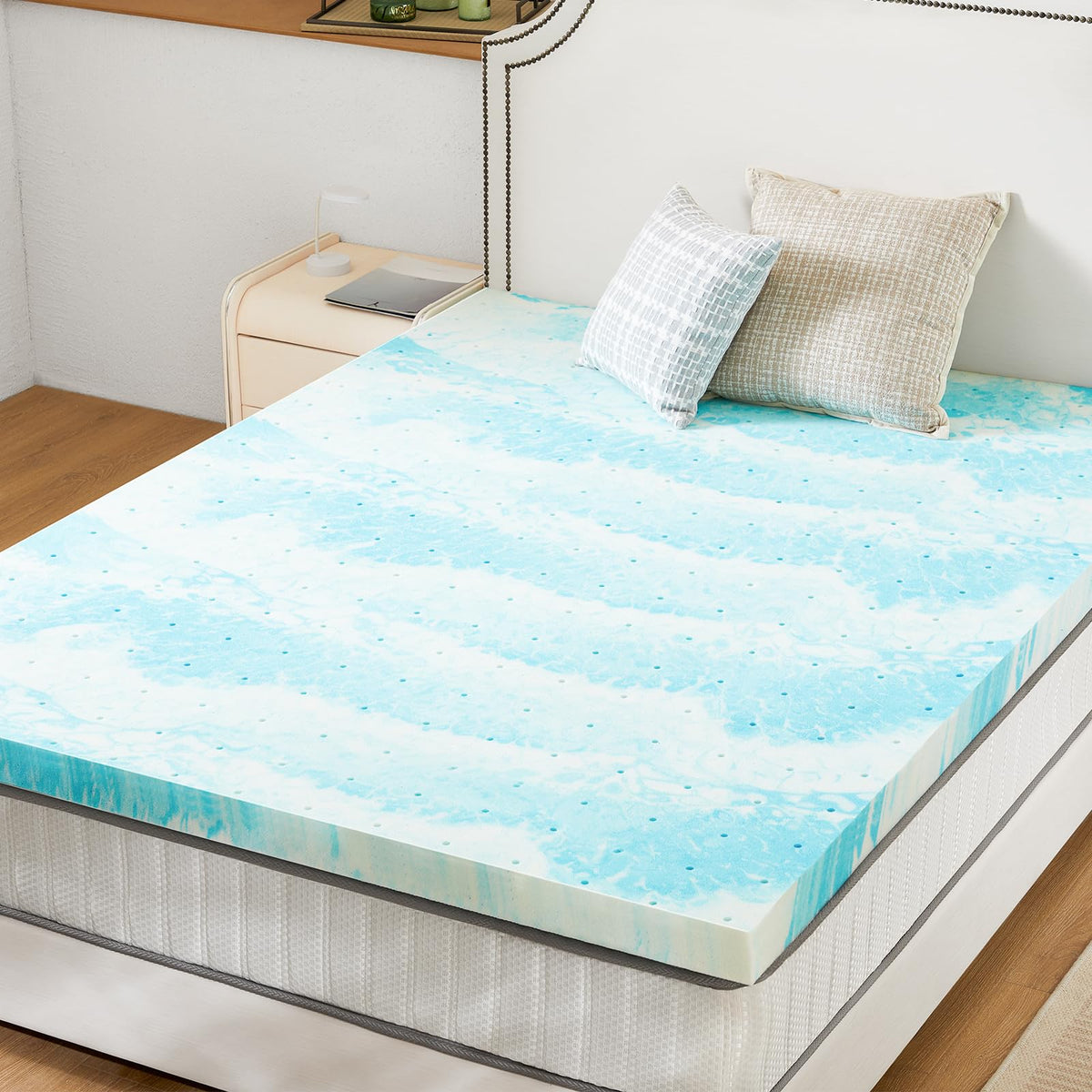 Sweetcrispy memory foam topper for full bed with cooling gel to balance temperature.
