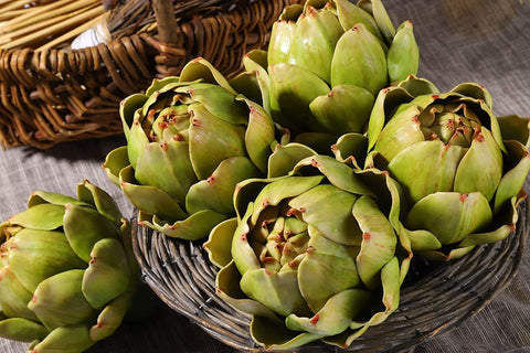 Sxowihz artichoke decor in kitchen and dining spaces.