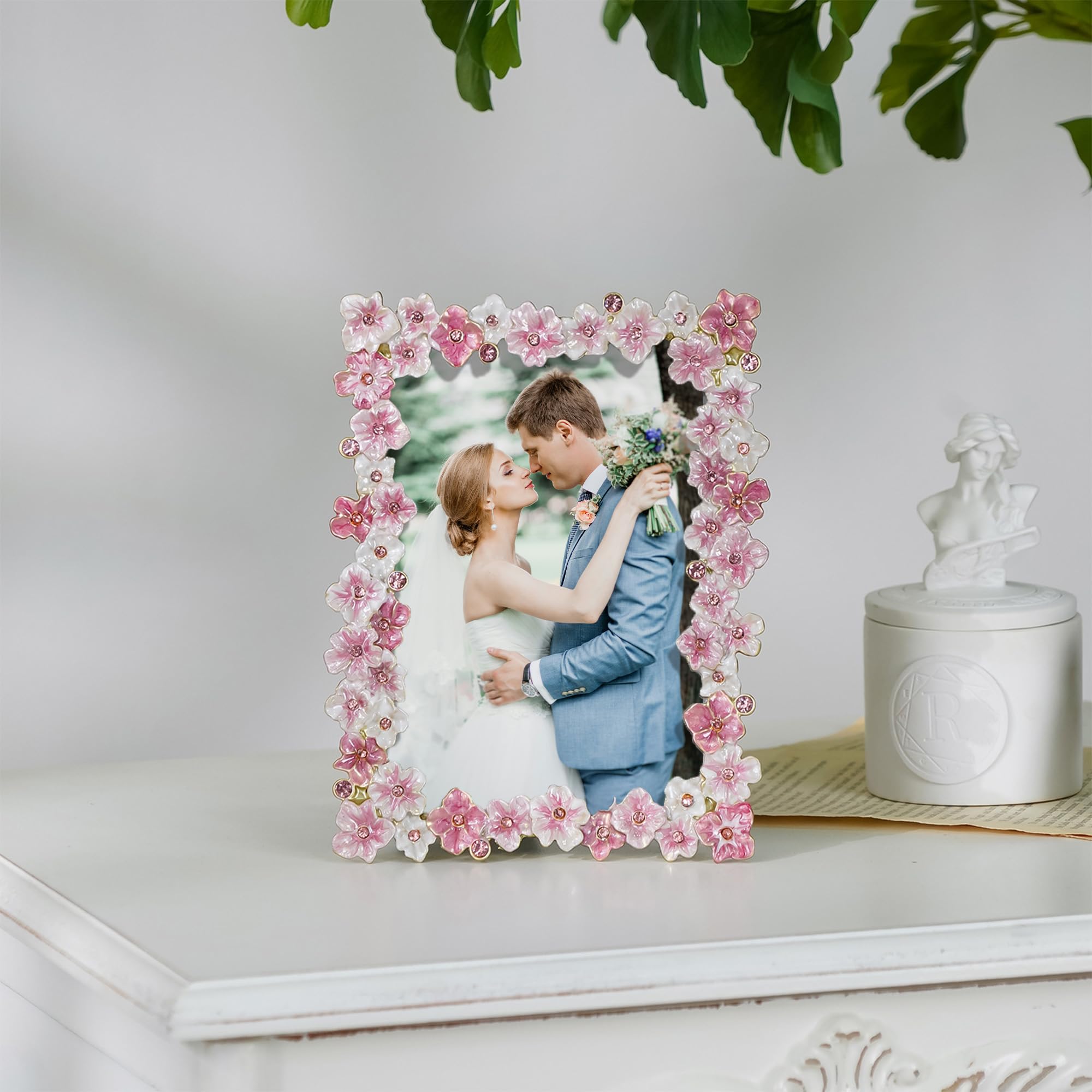 Tabletop display ready Synovana frame keeps memories near your workspace or vanity.