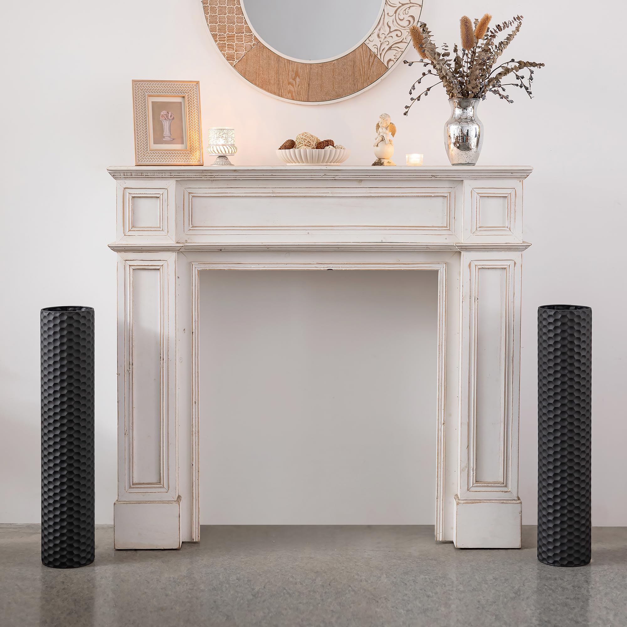 Sziqiqi black honeycomb vases add texture and style to bedrooms or offices.