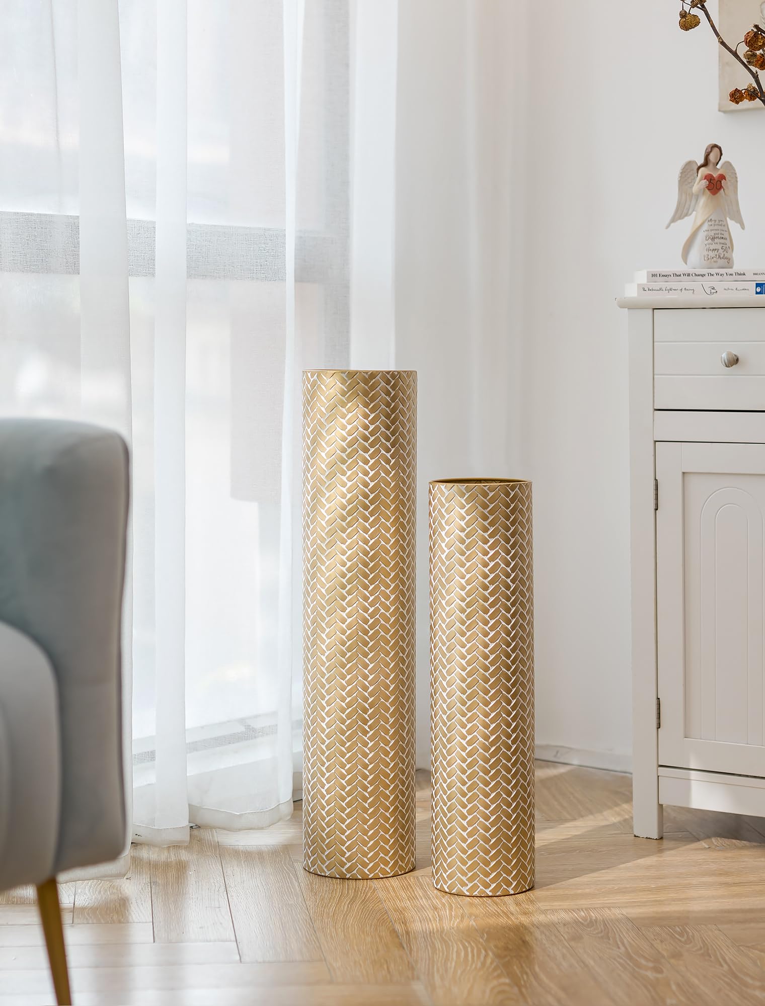 Sziqiqi decorative gold vase ideas include dried florals and natural branches.