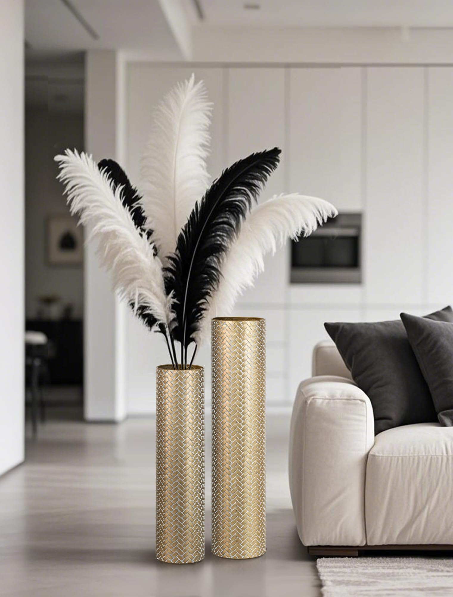 Sziqiqi sturdy metal floor vase provides durable support for long-term display.