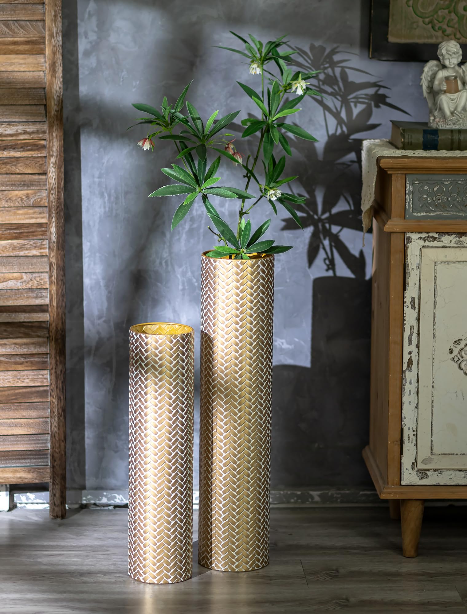 Sziqiqi two-height floor vase set offers versatile styling for shelves and corners.