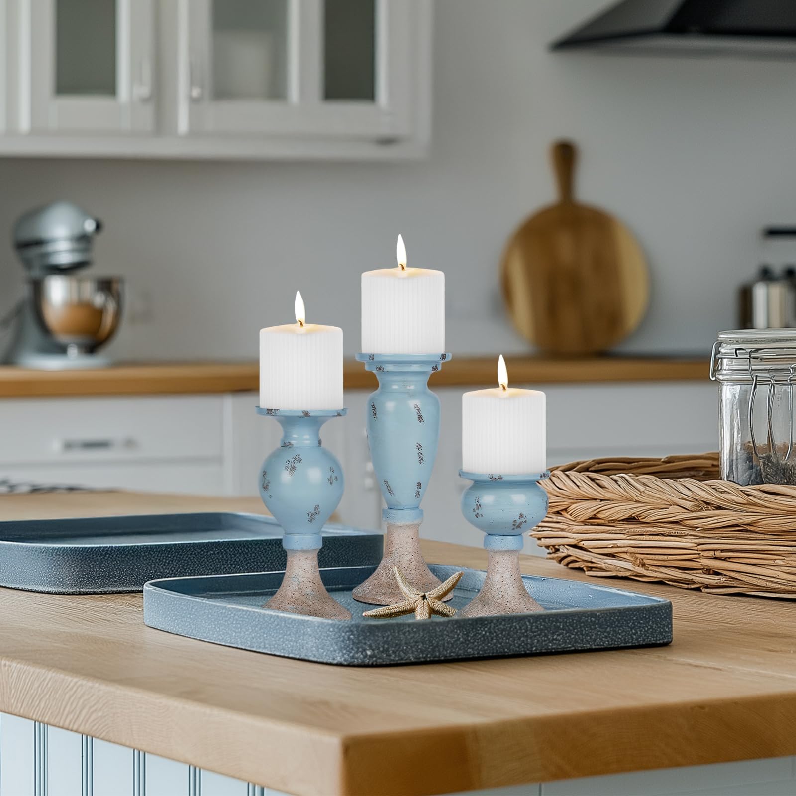 Sziqiqi pillar candle holders with distinct heights for balanced styling.