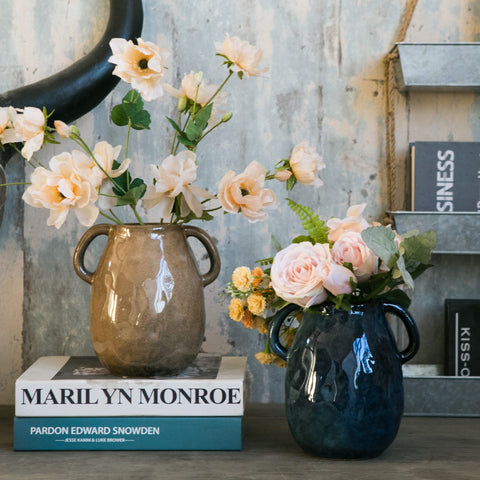 Tanvecle blue ceramic vase stands beautifully in hallways or bedrooms.