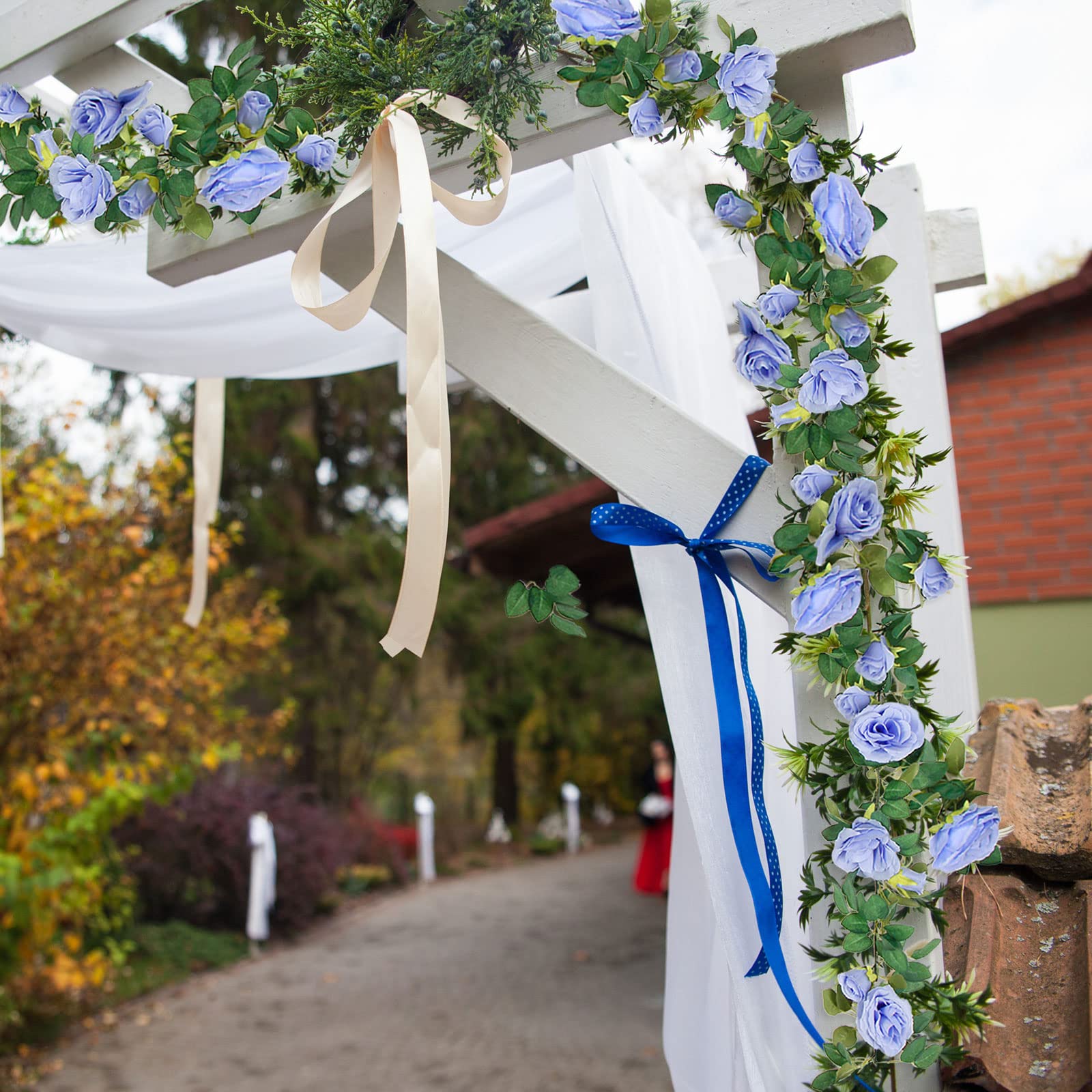 TELDRASSIL blue rose garland for shop window displays, inviting spring vibes.
