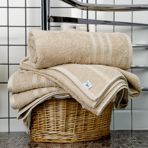Tens Towels quick-dry bath towels in beige, lightweight design