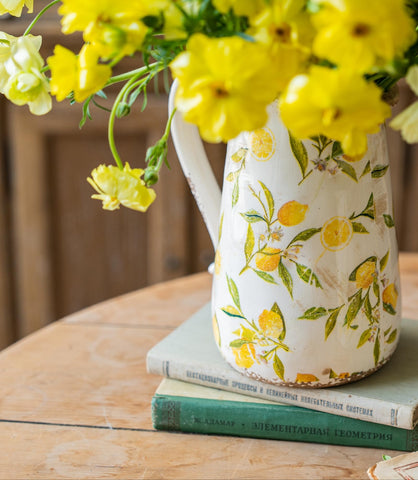 Teweiqi durable ceramic vase suitable as a housewarming gift.