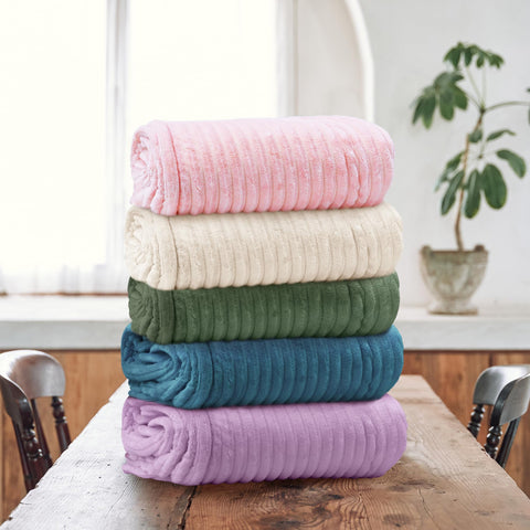 Machine washable blanket for simple care after use.