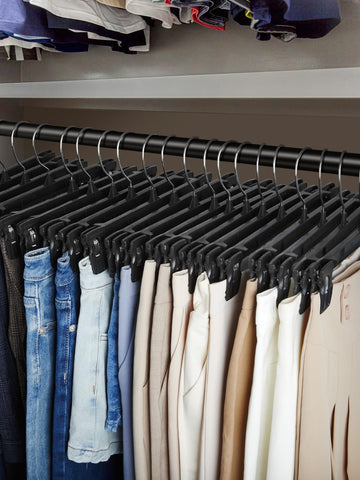 Strong clamping keeps heavy garments in place without slipping.