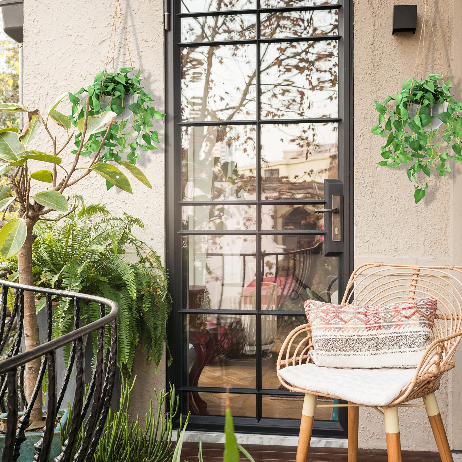 TNNTOPELE lifelike green leaves provide natural ambience without upkeep.