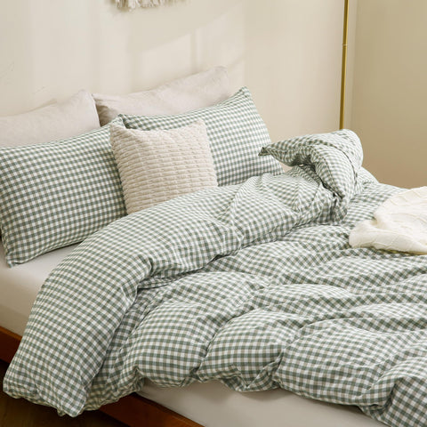 Detail of hidden zipper closure for a seamless duvet look.