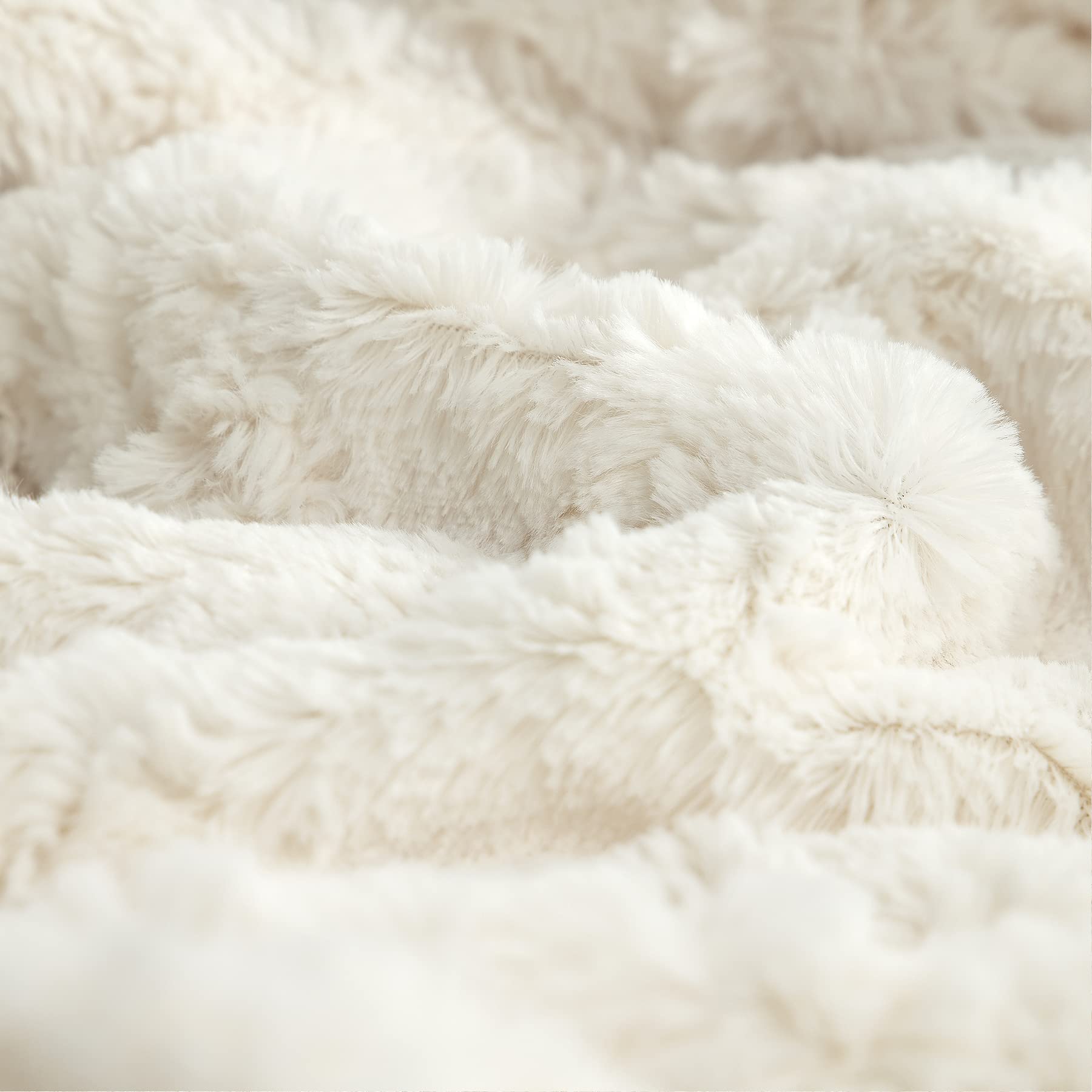 TOONOW faux fur throw no shedding construction minimizes loose fibers during use