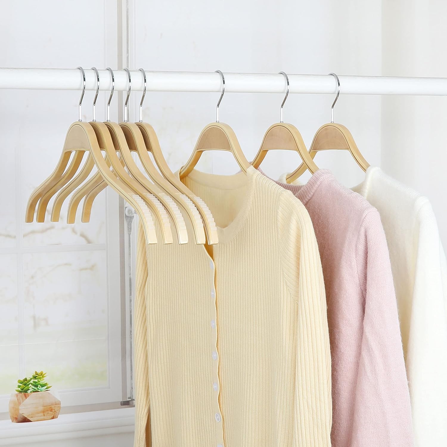 TOPIA HANGER 30-pack display ready for wardrobe setup
