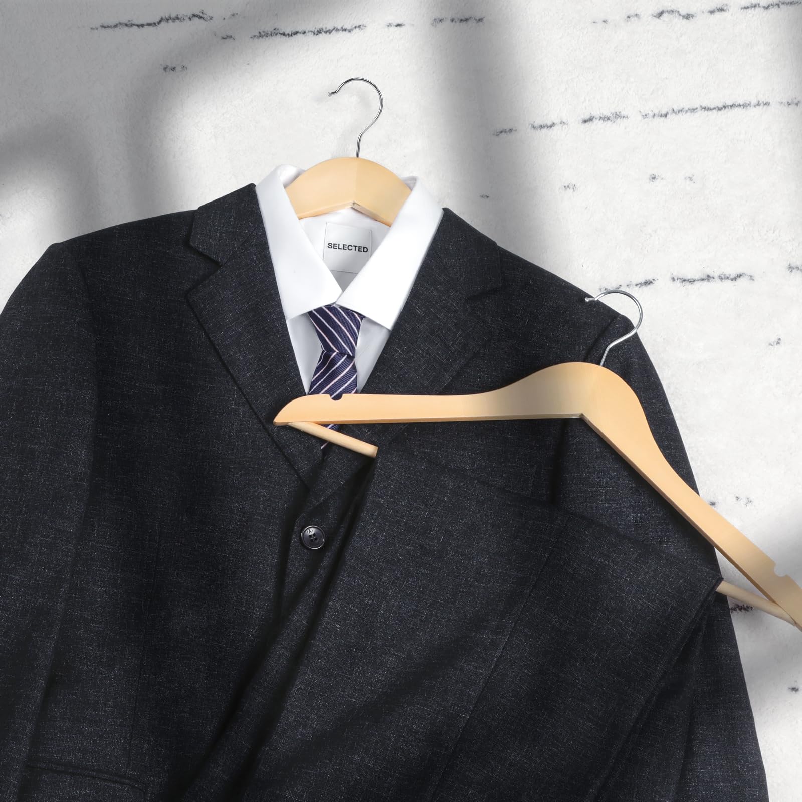 TOPIA HANGER non-slip notch keeps straps in place