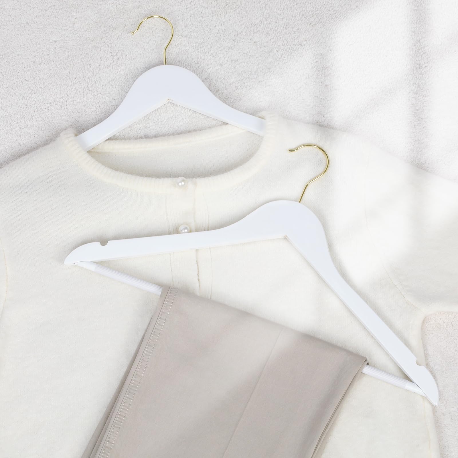 TOPIA HANGER sturdy pant bar prevents pants from slipping.