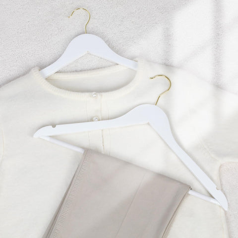 TOPIA HANGER sturdy pant bar prevents pants from slipping.