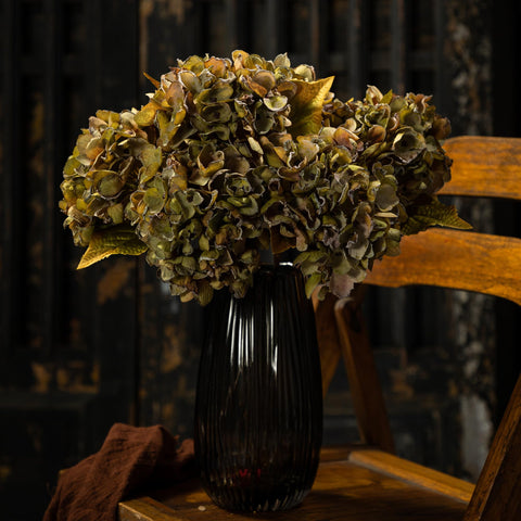 TOPIA hydrangea stem with flexible wire allows easy, customizable bouquets.