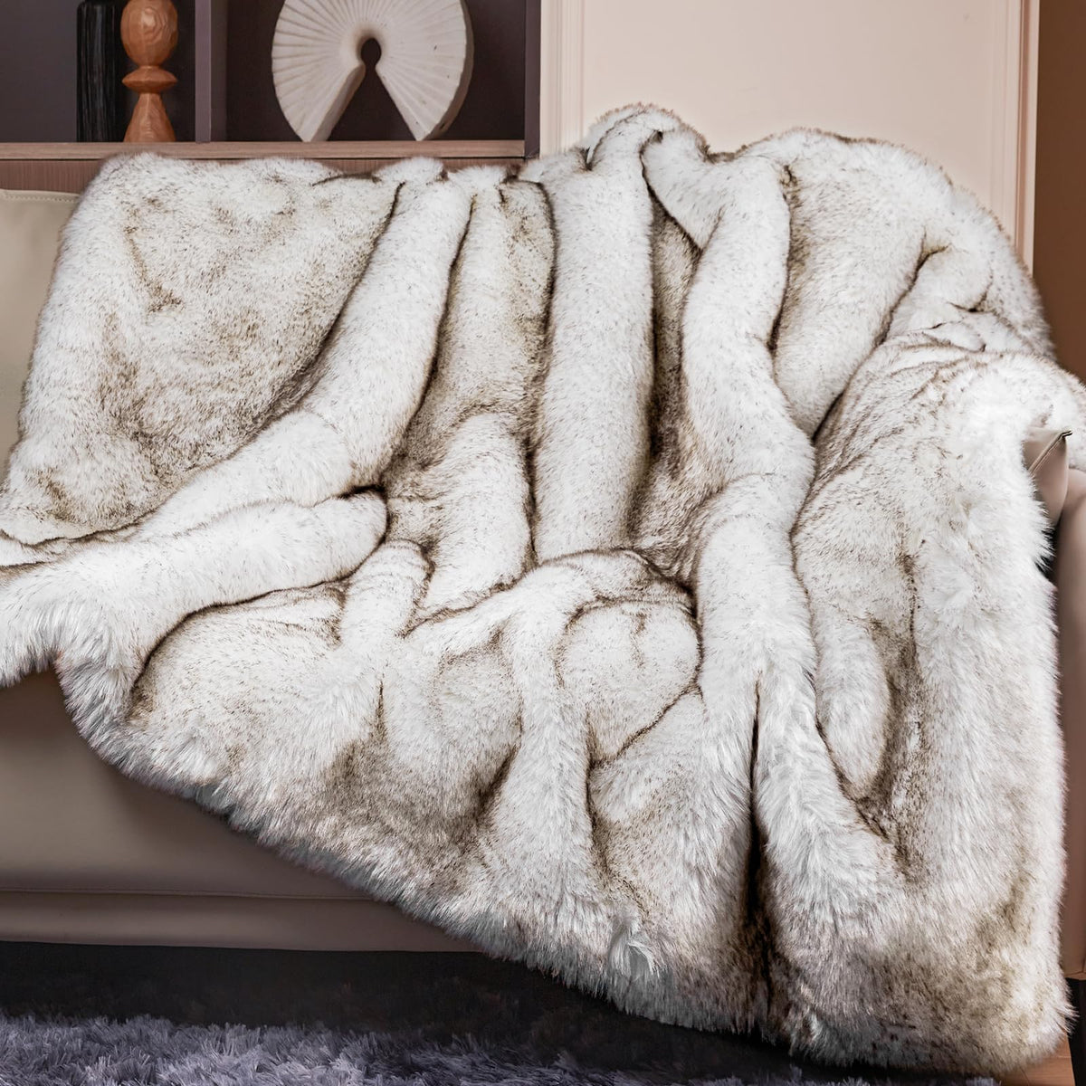 Touchat 1000GSM faux fur throw blanket front view highlights thick warmth.