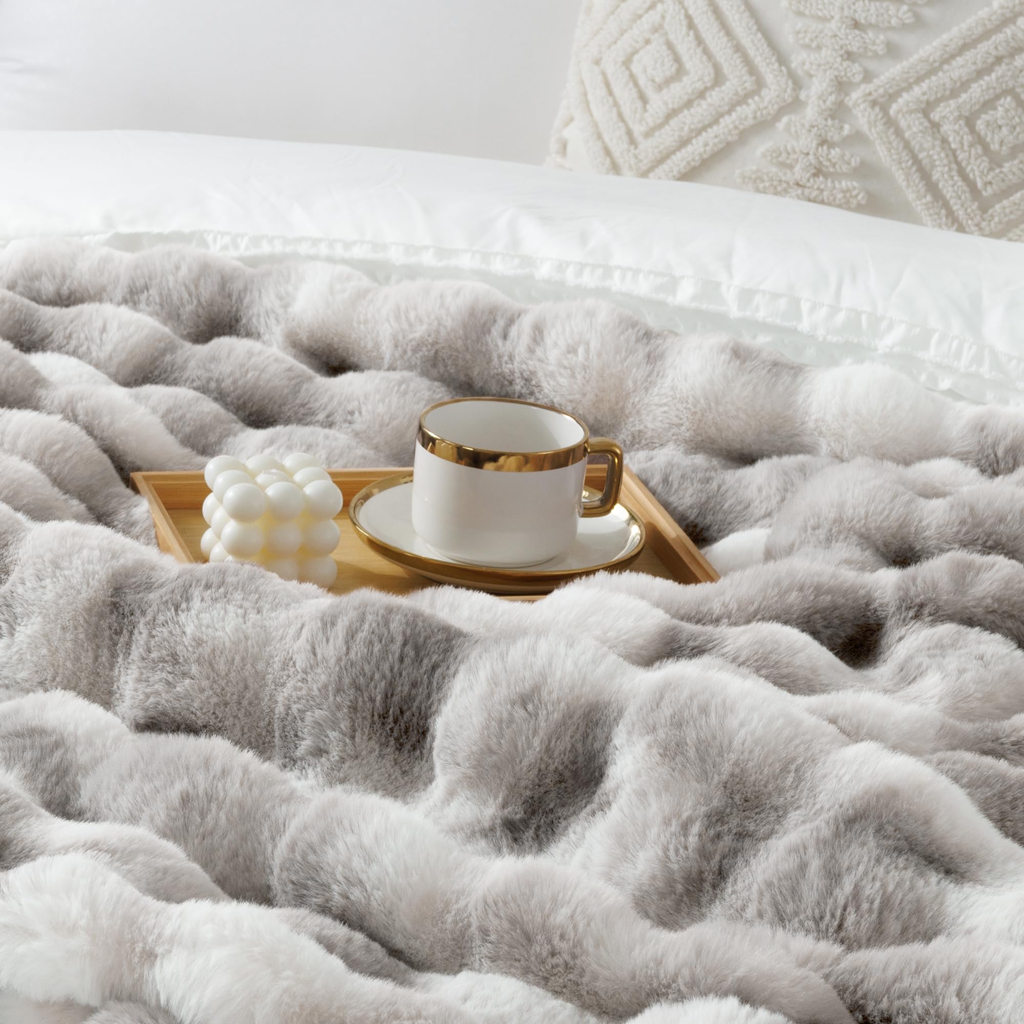 Touchat edge-finished plush blanket with neat seams